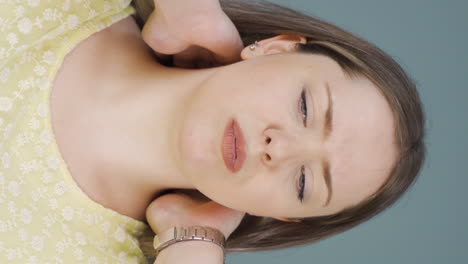 Vertical-video-of-Woman-with-neck-pain.